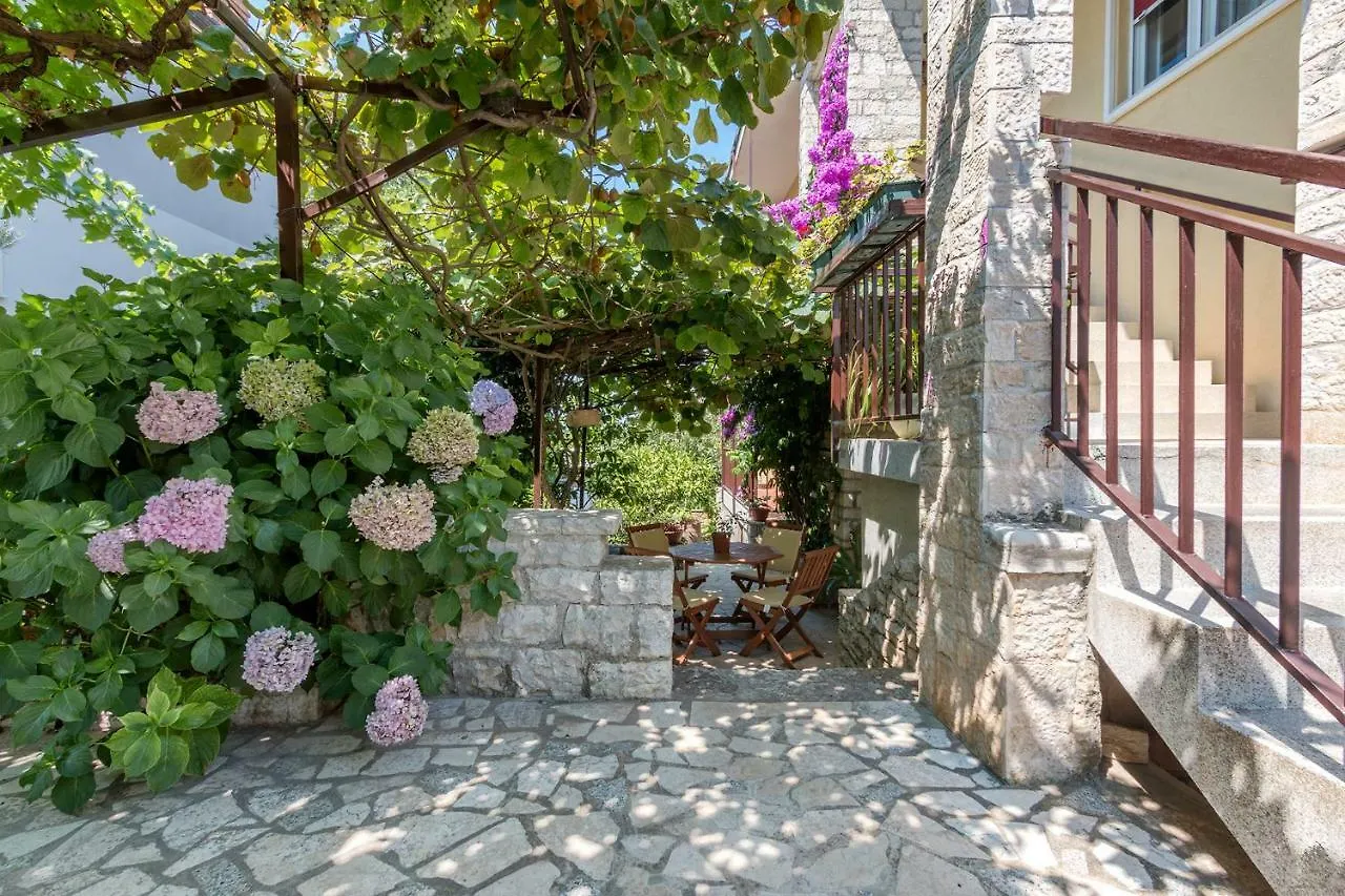 Apartments Ariana Pula Guest house