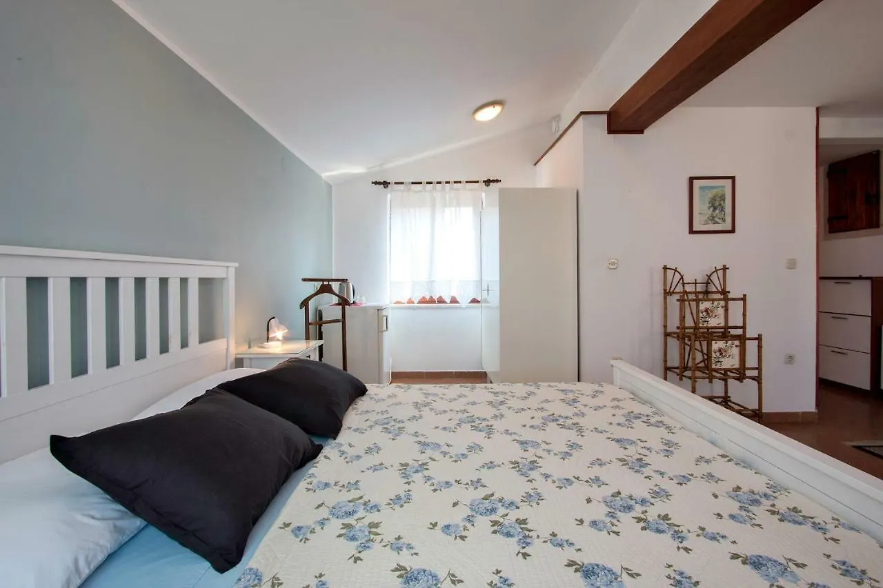 Apartments Ariana Pula 3*,