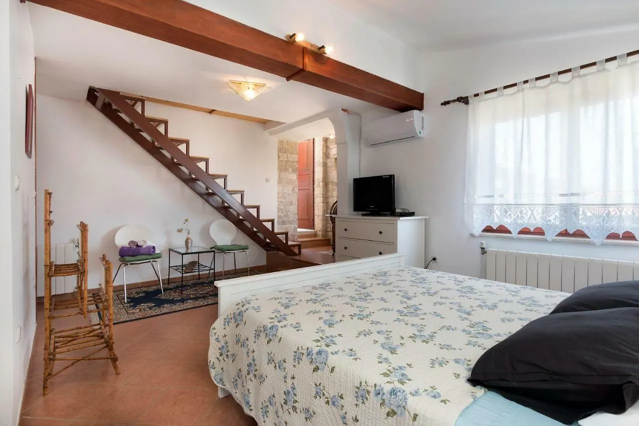 Apartments Ariana Πούλα